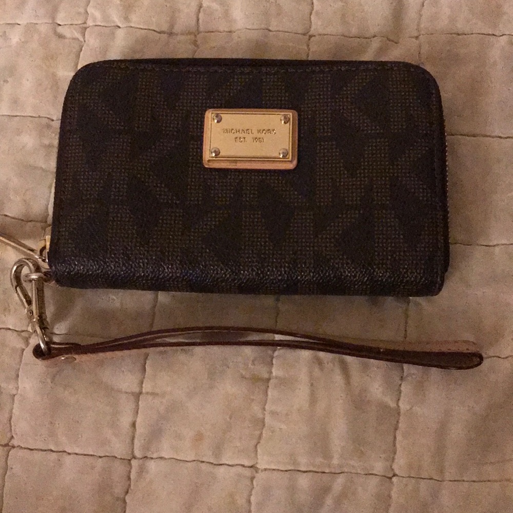michael kors wristlet
